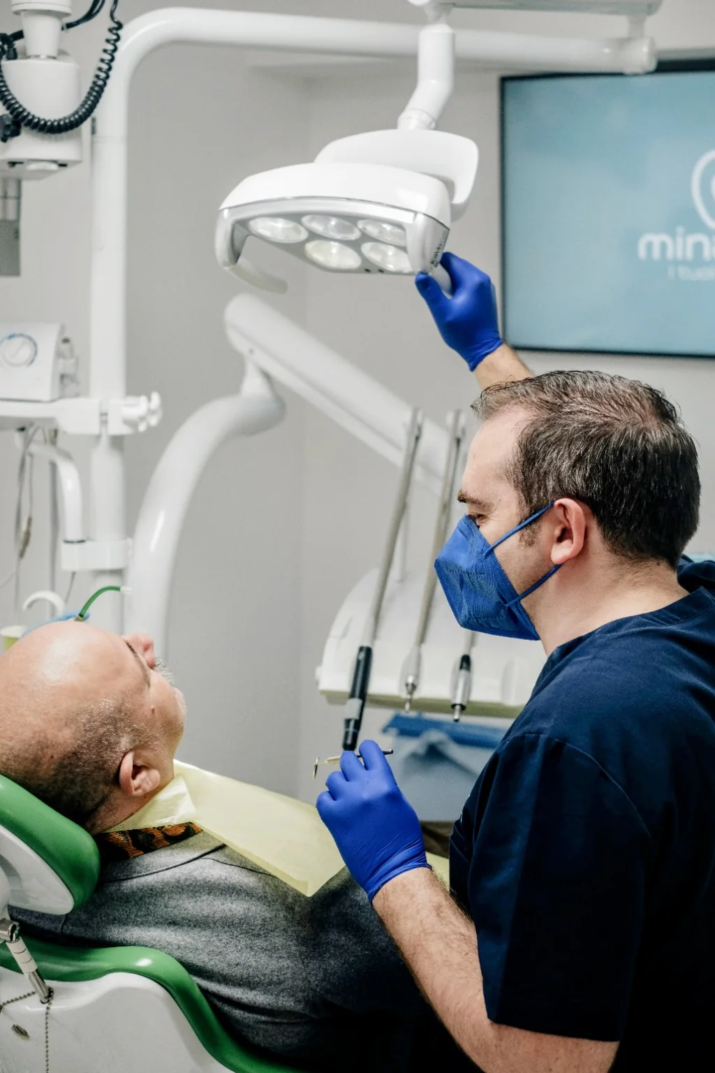 Dott. Giuseppe Minacori durante l'attività clinica