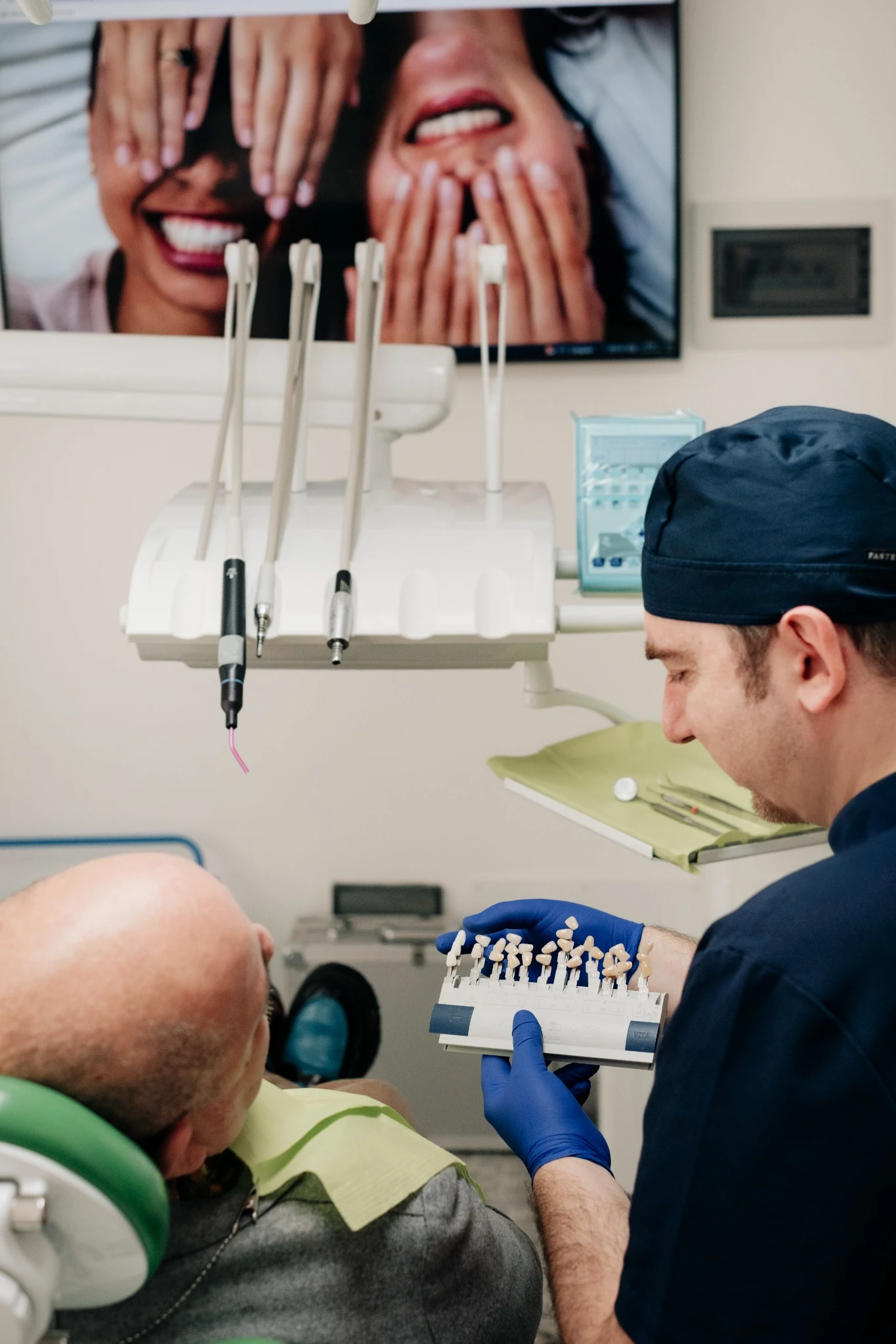 Dott. Giuseppe Minacori durante la pianificazione estetico-protesica di una riabilitazione implantare